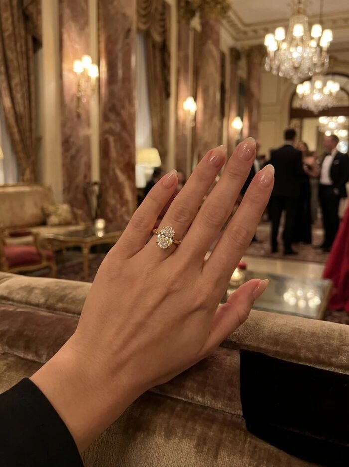 2.3CT | Oval Kesim Yüzük
925 Gümüş
Pırlanta montür ve işçiliğiyle üretilmiştir