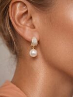 Gold renk taşlı inci sallantılı küpe