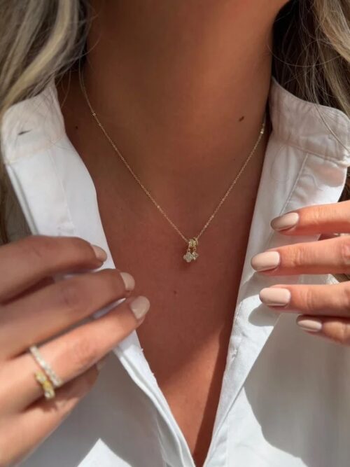 Gold renk ince zincire yonca sallantılı kolye