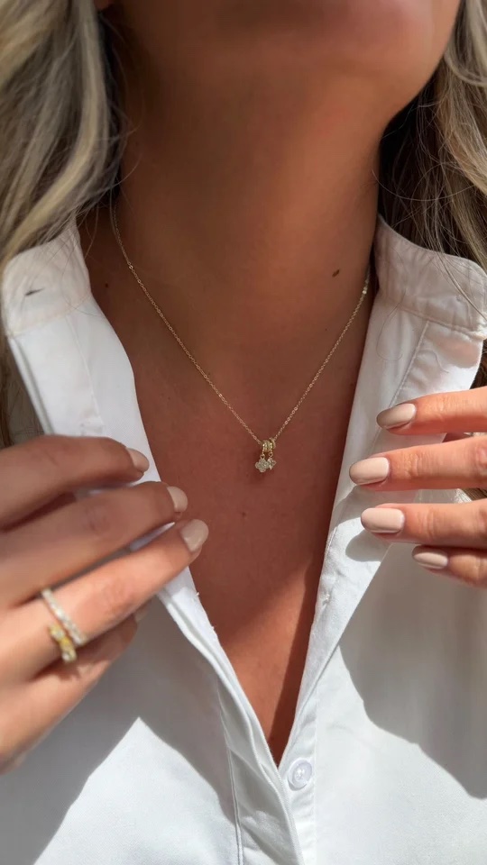 Gold renk ince zincire yonca sallantılı kolye