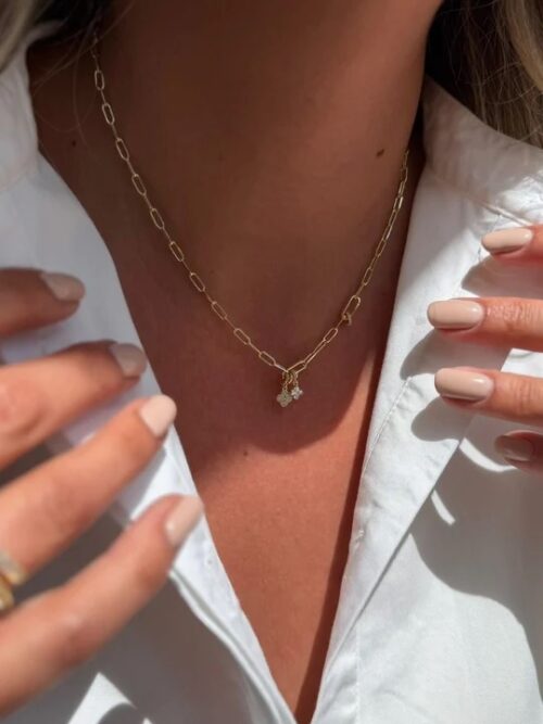 Gold renk mini ataç zincire yonca detaylı kolye