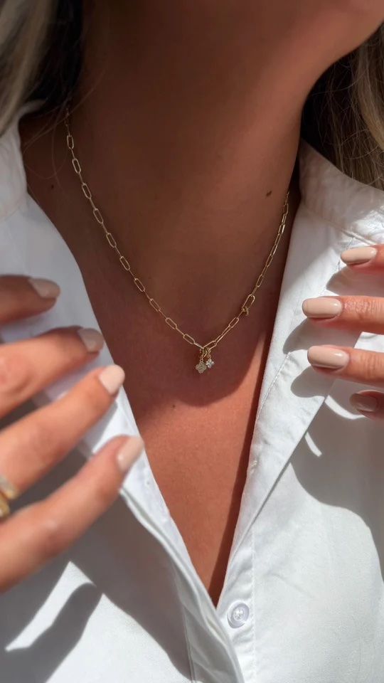 Gold renk mini ataç zincire yonca detaylı kolye