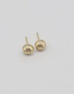 Gold renk tırtıklı top küpe (7mm)