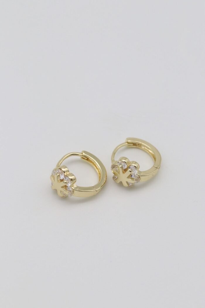 Gold renk çiçek detaylı halka küpe (15mm)