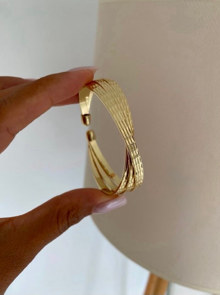 Gold renk desenli kelepçe bileklik