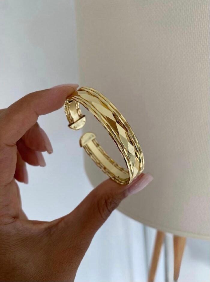 Gold renk kalın desenli kelepçe