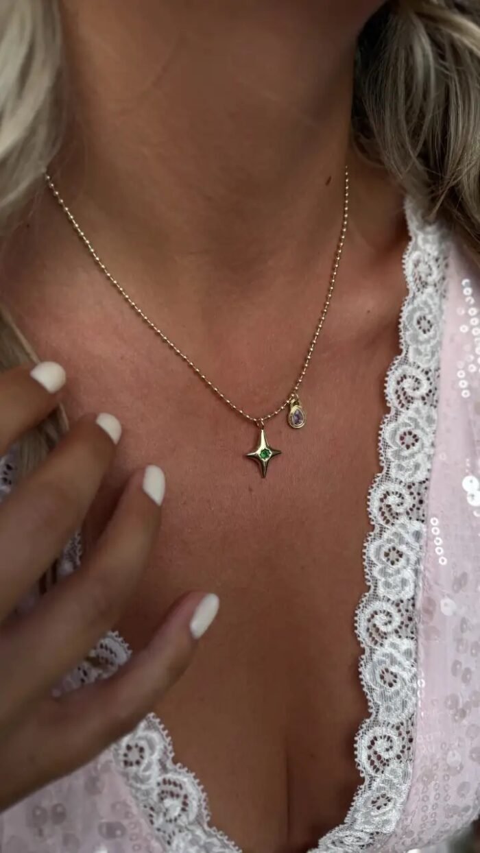 Gold top top zincire yeşil ve lila taşlı kolye