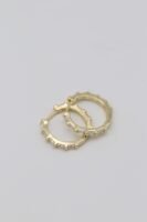 Gold renk ara ara taşlı ince halka küpe (17mm)