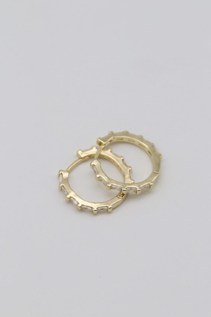 Gold renk ara ara taşlı ince halka küpe (17mm)