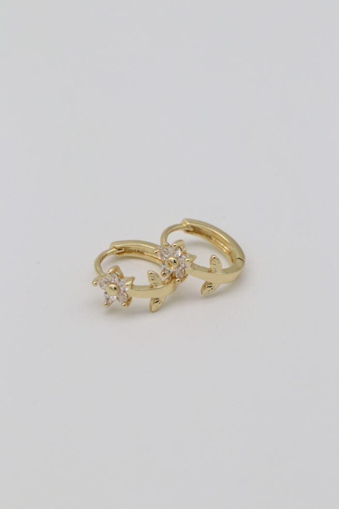 Gold renk çiçek desenli halka küpe (10mm)
